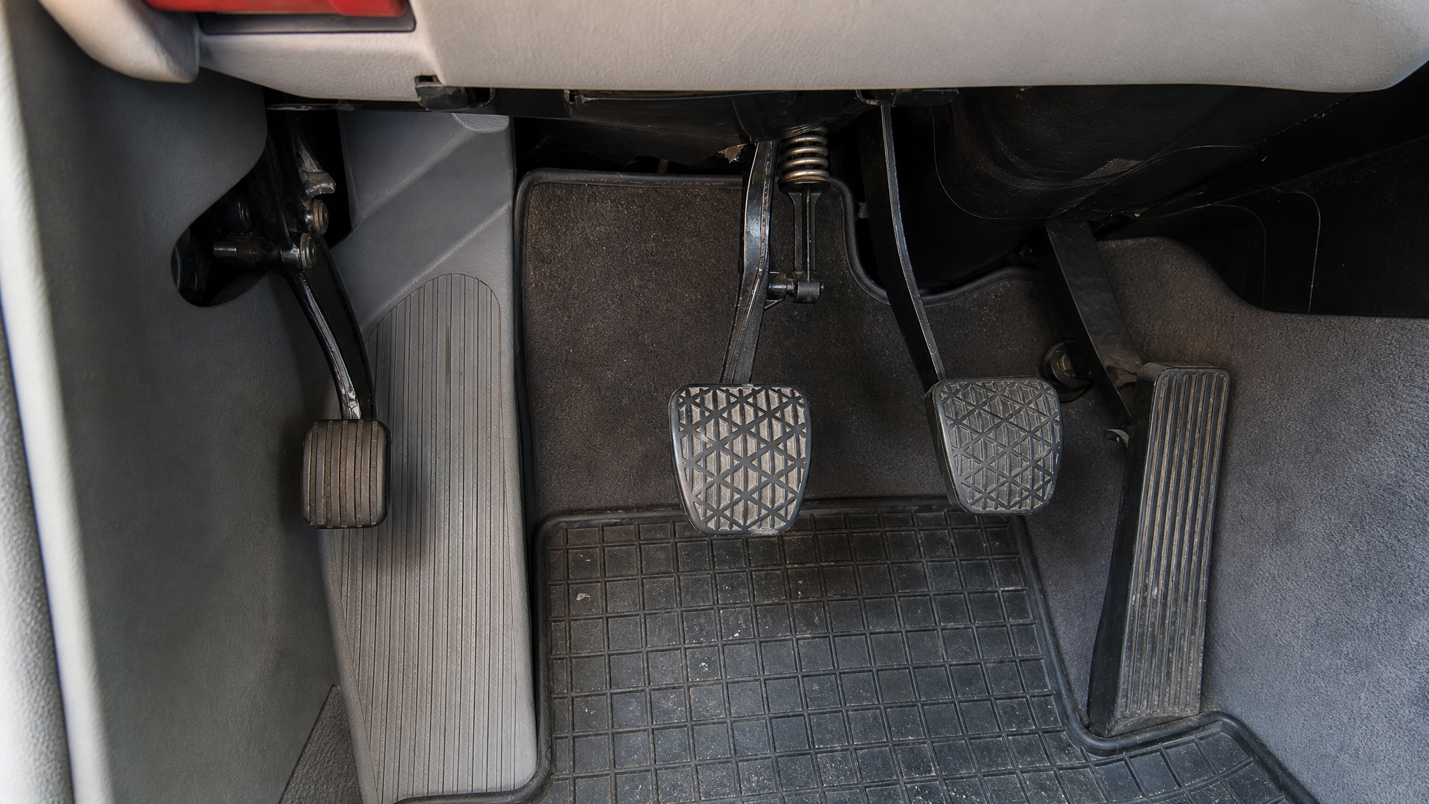 Některá auta mají čtyři pedály místo tří. Mechanickou anomálii si ale řidiči pletou s opěrkou pro nohu