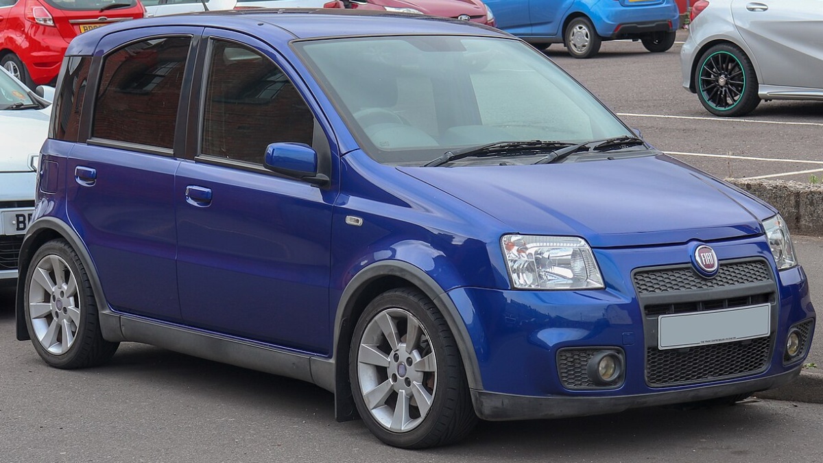 Vybrali jsme 3 ojetiny pro mladé řidiče, které nejsou nudné a stojí pár desítek tisíc. Fiat Panda 100HP je italský klenot za pakatel
