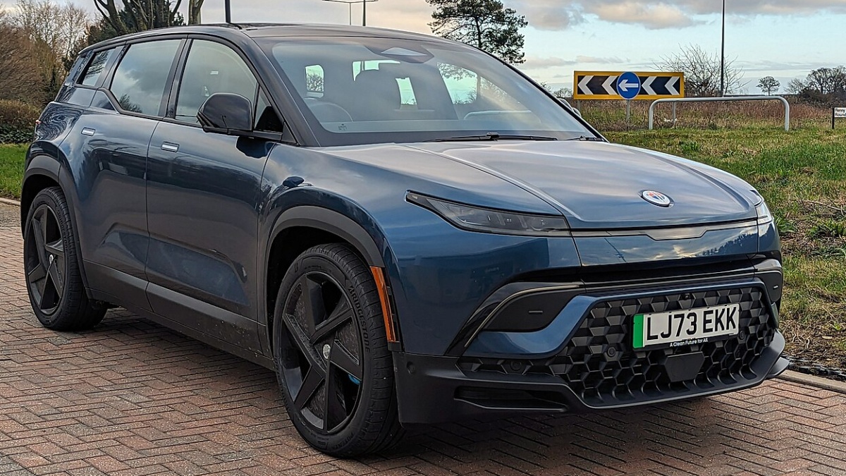 Fisker zkrachoval a 11 000 elektromobilů osiřelo. 4 000 majitelů se spojilo a vrátilo autům život vlastním softwarem