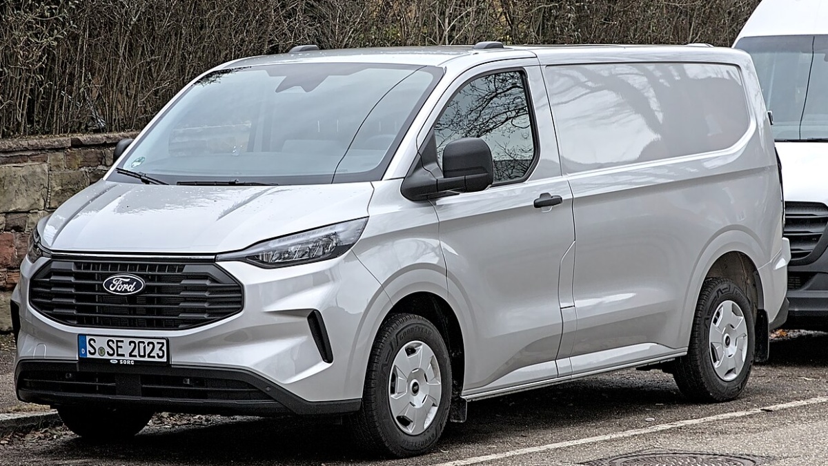 Ford svolává přes 16 000 Transitů kvůli chybným emisím v papírech. Majitelům slibuje, že doplatky na dani zaplatí za ně