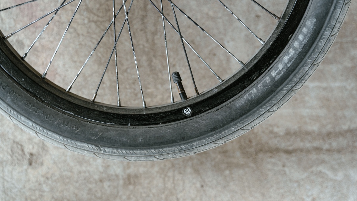 Kroužek na ventilku kola utahuje většina cyklistů. Každý mechanik ví, že právě to trhá duši zevnitř a způsobuje defekt