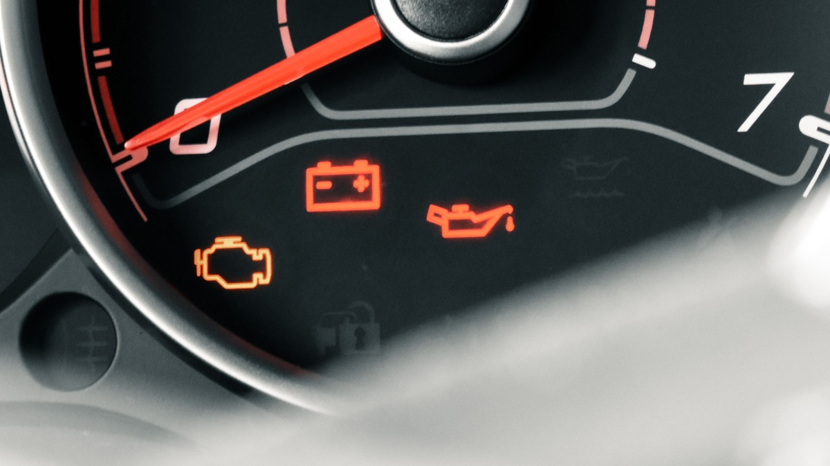 Kontrolka oleje svítí červeně a vy jedete dál? Motor může být do minuty mrtvý. Čtyři červené symboly, které raději neignorujte