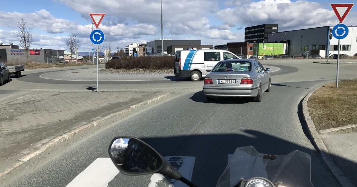 Řidiči projíždějí kruhový objezd přímo středem a natáčejí se u toho. V Německu by přišli o auto, v Česku dostanou směšnou pokutu