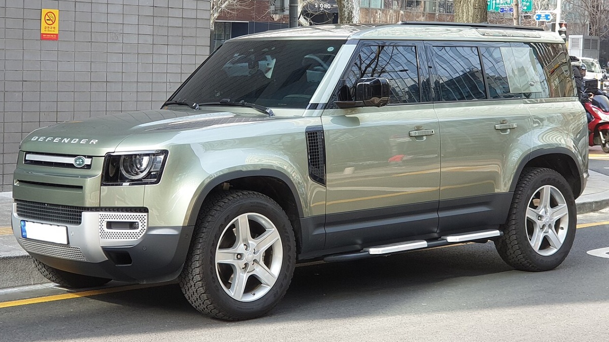 Brit koupil na dluh 240 Land Roverů Defender těsně před koncem výroby. Po přestavbě je prodává za čtrnáctinásobek a lidé kupují