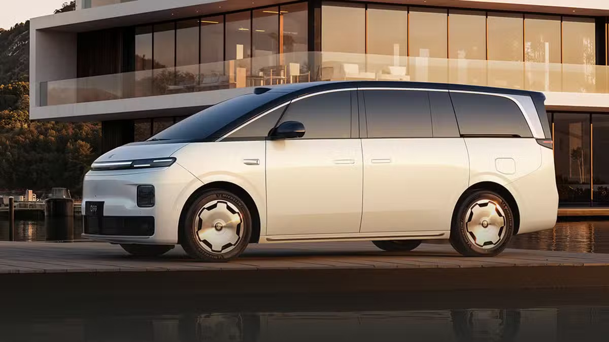 Uvnitř se spí jako v hotelu, pod kapotou 550 koní. Leapmotor D99 je minivan, který dělá z rodinných SUV přežitek