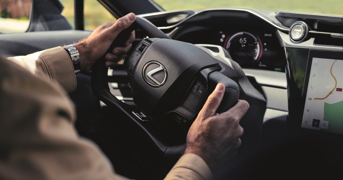 Lexus pohřbil klasický volant a podstřelil německou prémii o statisíce. Nové SUV řídíte bez mechanické vazby na kola
