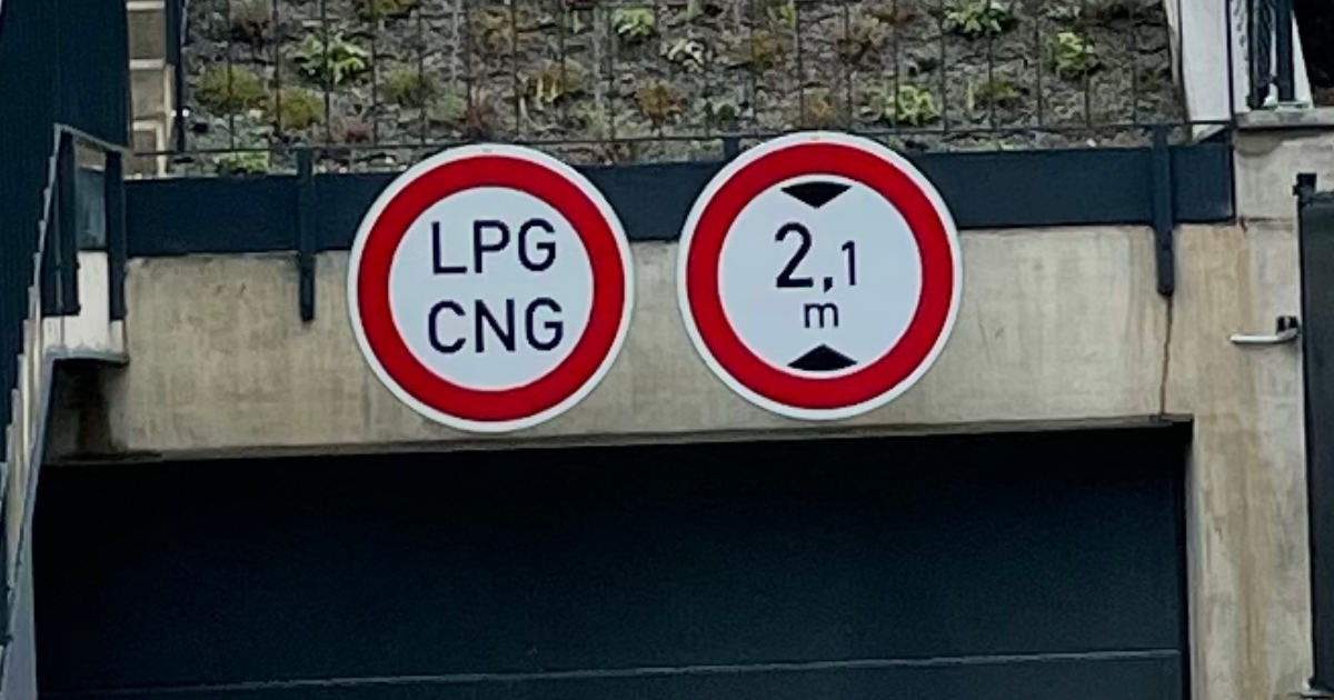 Zákaz vjezdu pro LPG v Česku právně existuje. V garážích sice často visí falešné cedule, riskovat vjezd se ale přesto nevyplácí