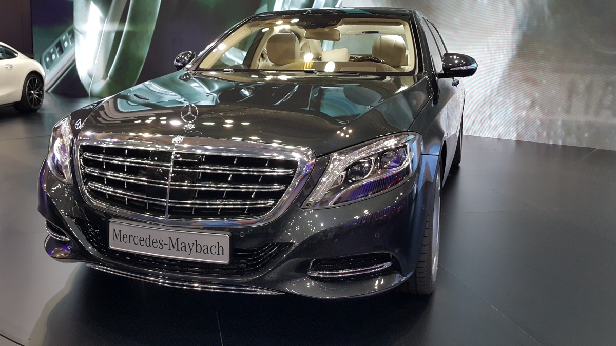 Konec prodejců, nastupují agenti. Mercedes mění své showroomy a bere kontrolu nad cenami do vlastních rukou