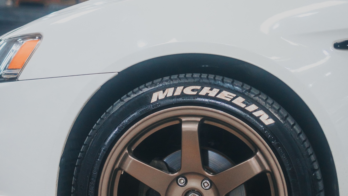 Bridgestone, Michelin i Goodyear mají továrny v Polsku. Ročně tam vyrobí desítky milionů pneumatik pro Ferrari, BMW i váš vůz
