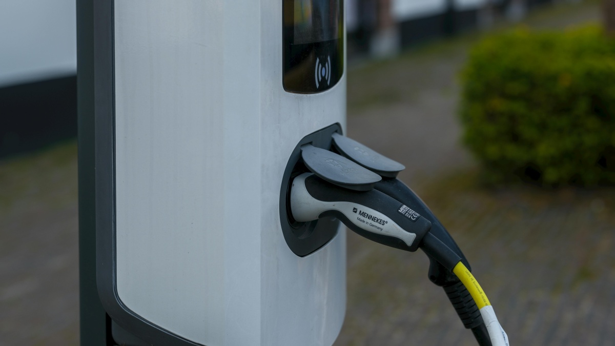 Může soused nabíjet elektromobil u vás doma tak, že na tom oba vyděláte? V Německu ano, v Česku záleží na tarifu