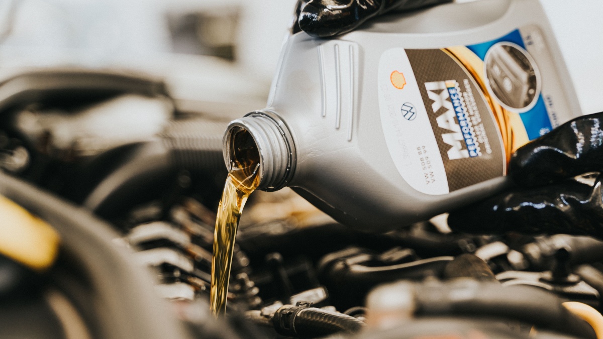 Chybí olej a na pumpě mají jinou značku? Pro motor je důležitější norma než logo, jinak riskujete škodu za 50 tisíc