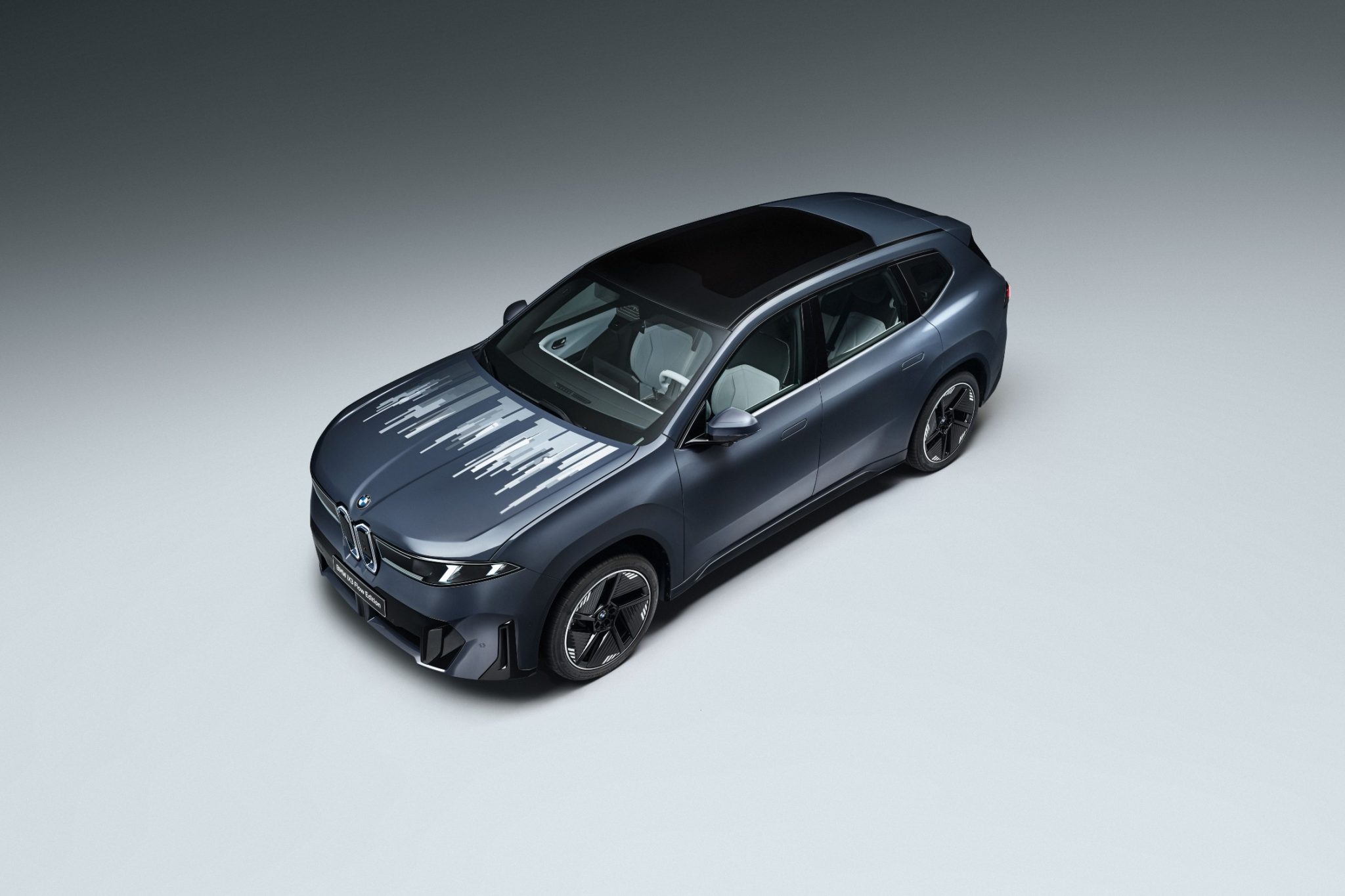 Auto, které mění barvu podle nálady řidiče, není sci-fi. BMW technologii dotáhlo do sériového dílu a teď čeká na úřady
