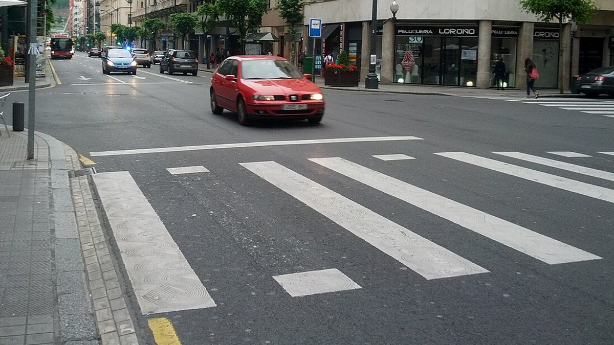 Zebra, která bliká, jen když na ní někdo stojí. Nový systém zviditelňuje siluetu chodce, kamery k tomu ale nepotřebuje