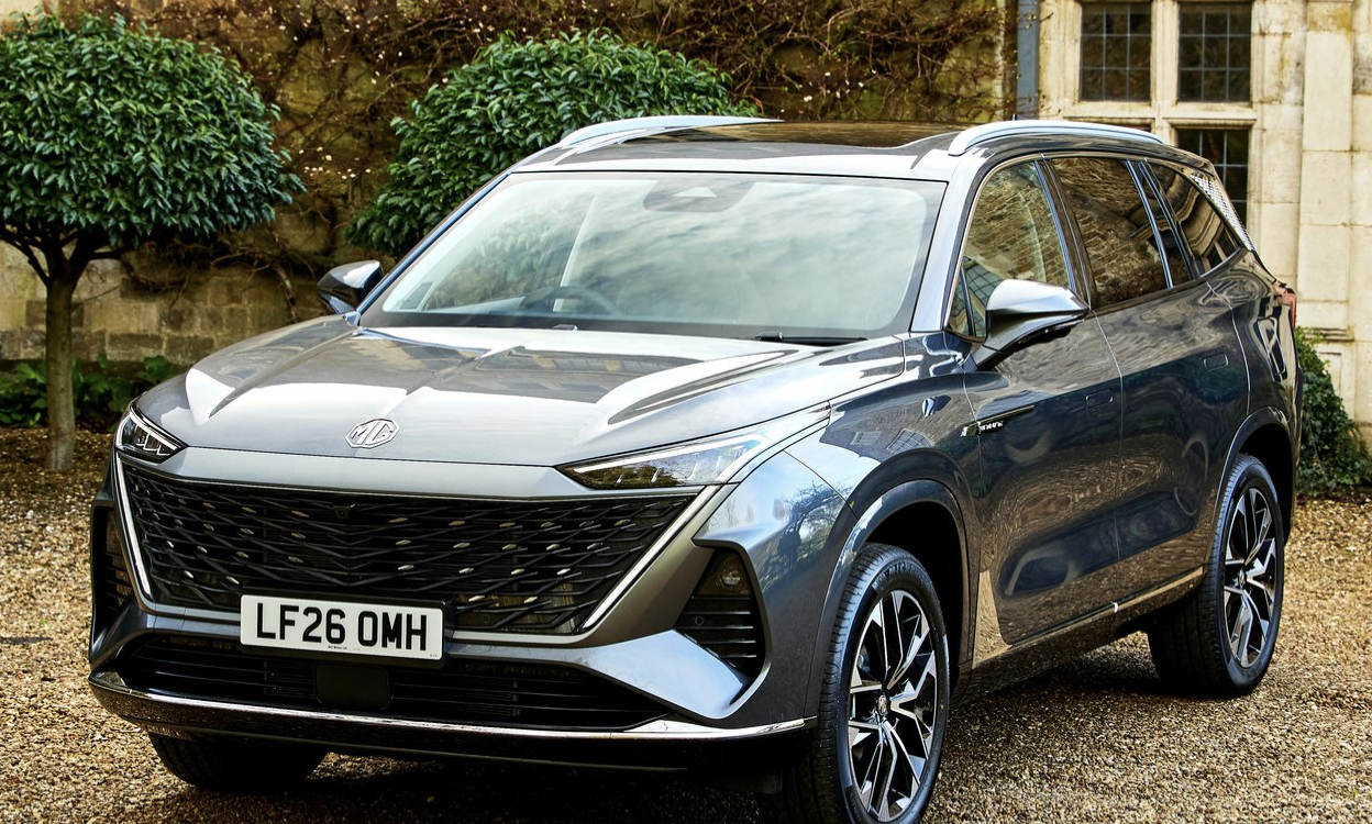 Sedm míst, plug-in hybrid a 299 koní. MG odhalilo ceny nového SUV, proti konkurenci je levnější o statisíce