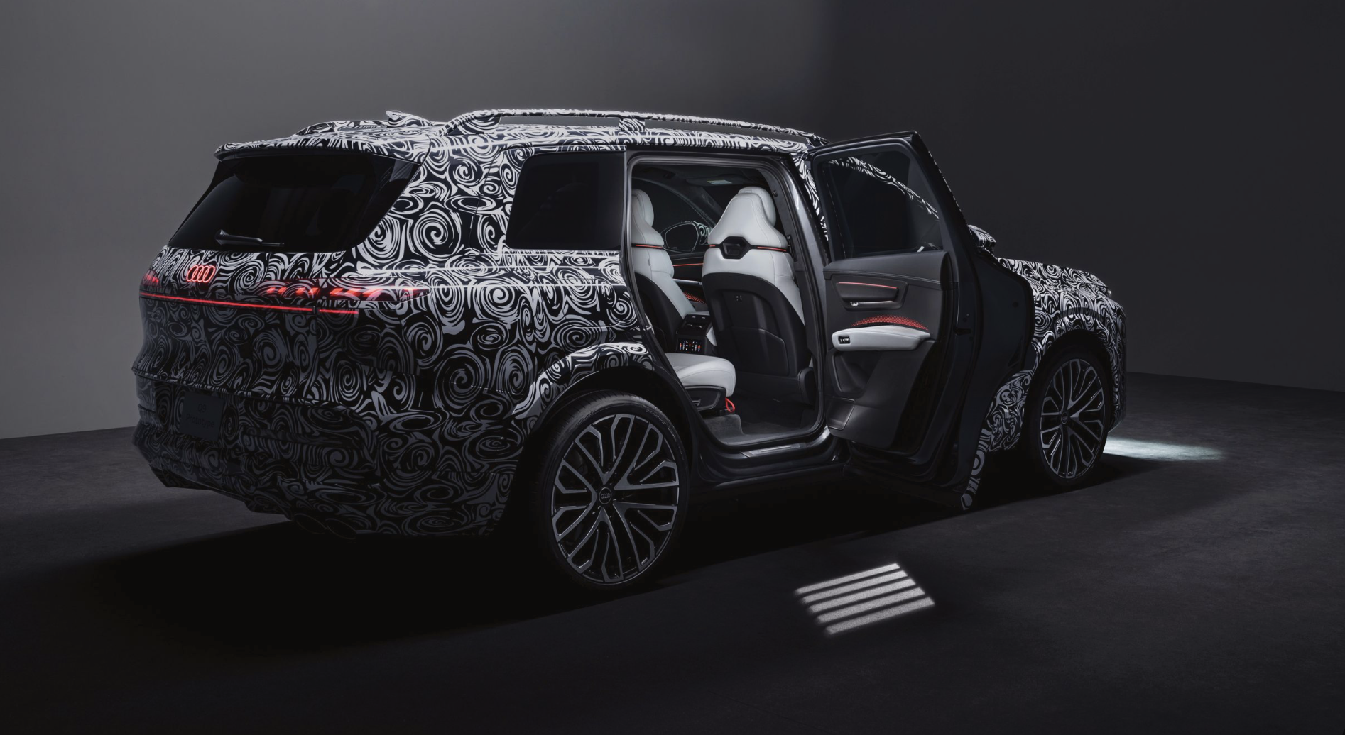 Němci ukázali kabinu chystané vlajkové lodi. Maskované Audi Q9 odhodí zbytek kamufláže už v červenci
