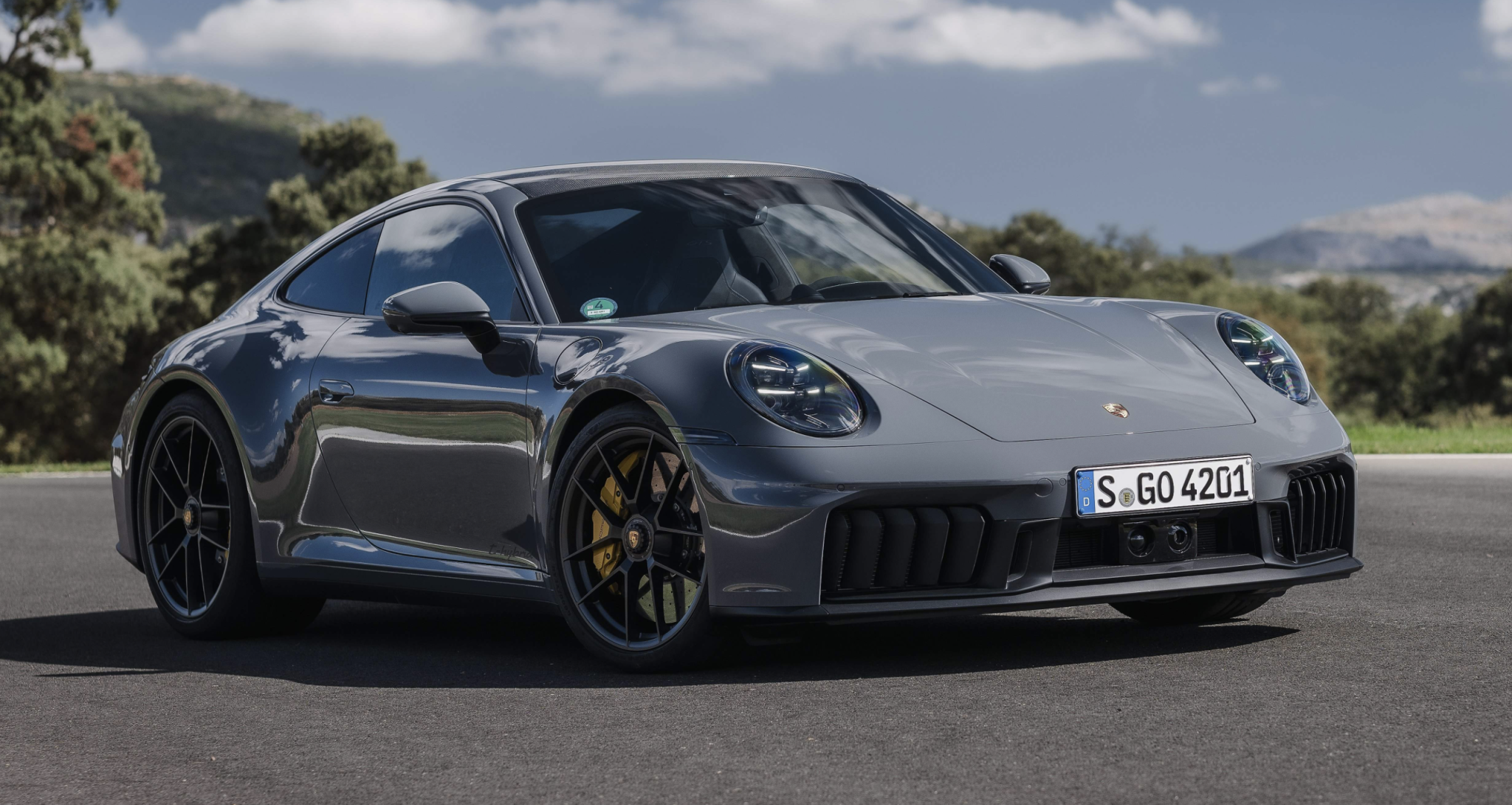 Porsche 911 zůstane u spalovacího motoru minimálně do roku 2030. Místo baterií nasadí hybridní technologii z okruhů