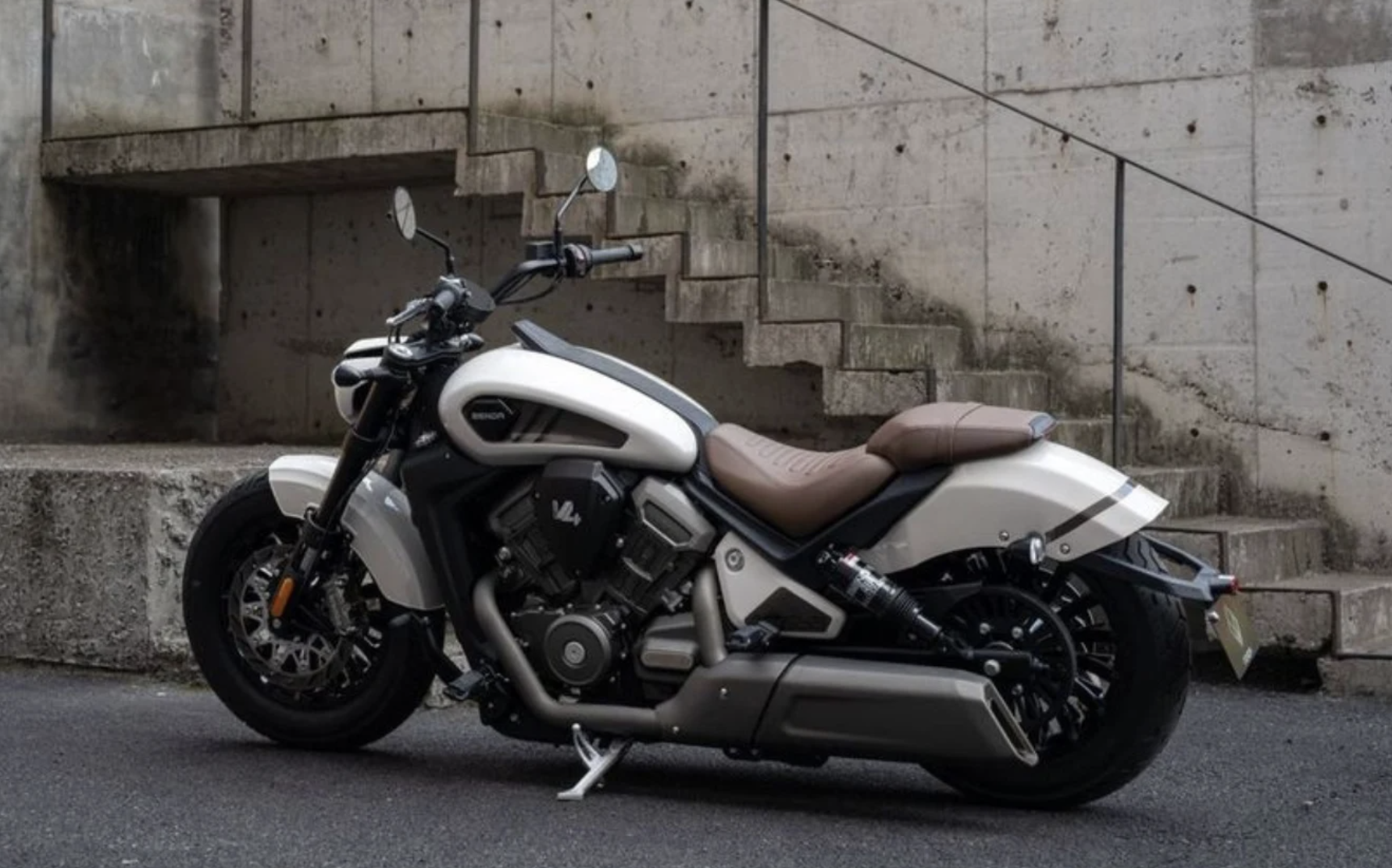 Raritní motor V4 za 200 tisíc. Značka Benda prodává v Česku cruiser Dark Flag 500 za zlomek ceny Ducati