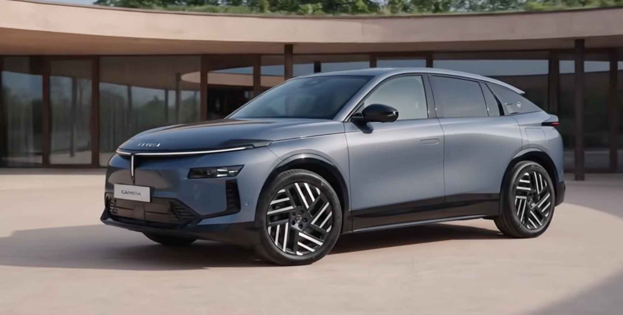 Lancia spadne pod Fiat, ale nekončí: Nová Gamma míří mezi SUV, nabídne 740 km dojezdu a hybrid se 145 koňmi