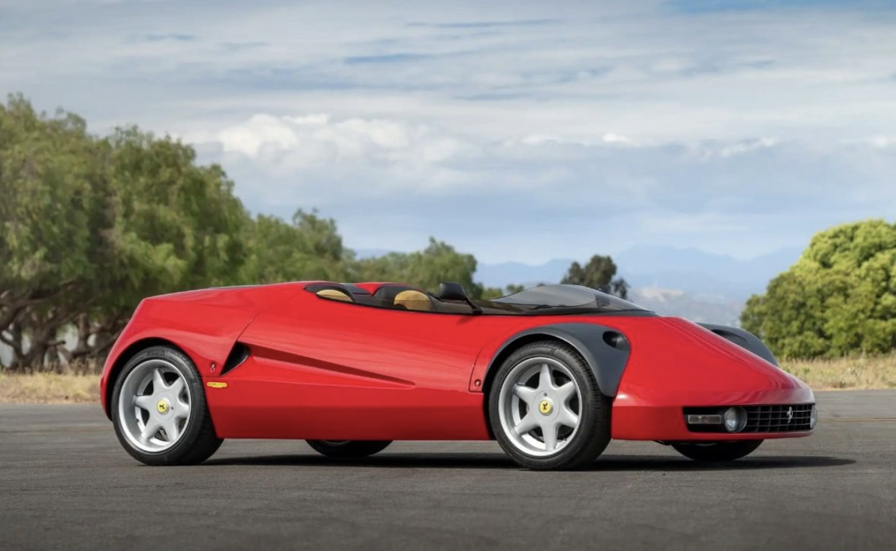 Vzali Ferrari a odřízli dveře, střechu, čelní sklo i logo. Jediný kus na světě prodali v roce 2018 za 2,6 milionu, teď míří znovu do aukce