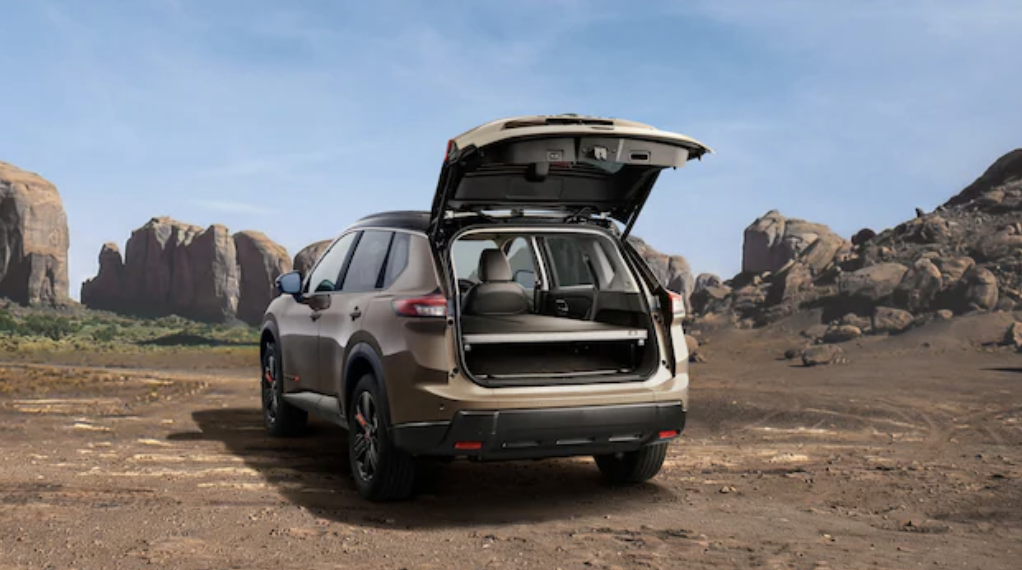 Spaní v autě bez obytňáku: Nissan nacpal do X-Trailu skládací postel pro dva. Pod ní zůstává místo na zavazadla
