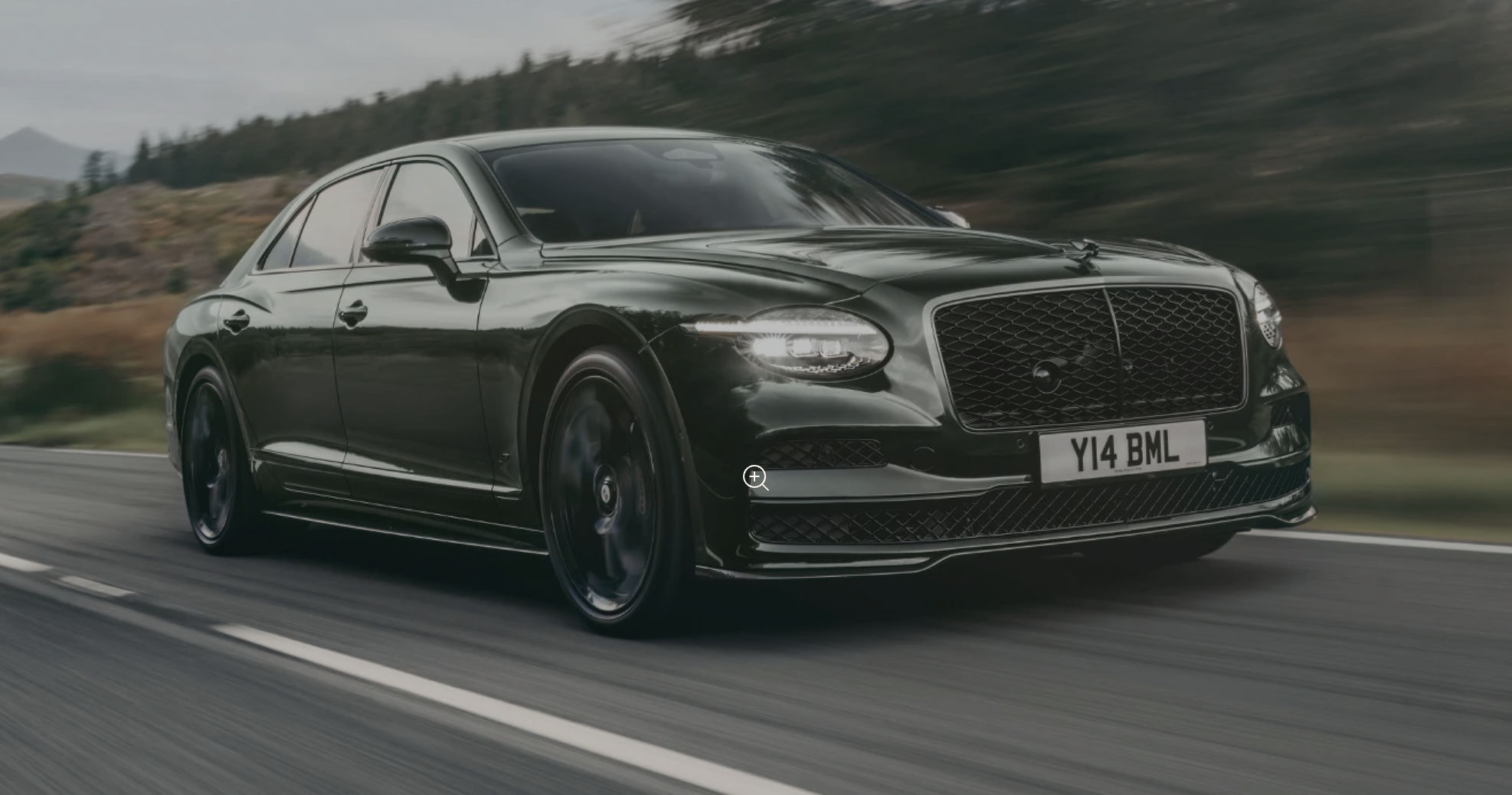Bentley poprvé od roku 1962 změnilo počet předních světlometů. Nový Flying Spur S má 680 koní a stovku dá za 3,7 sekundy