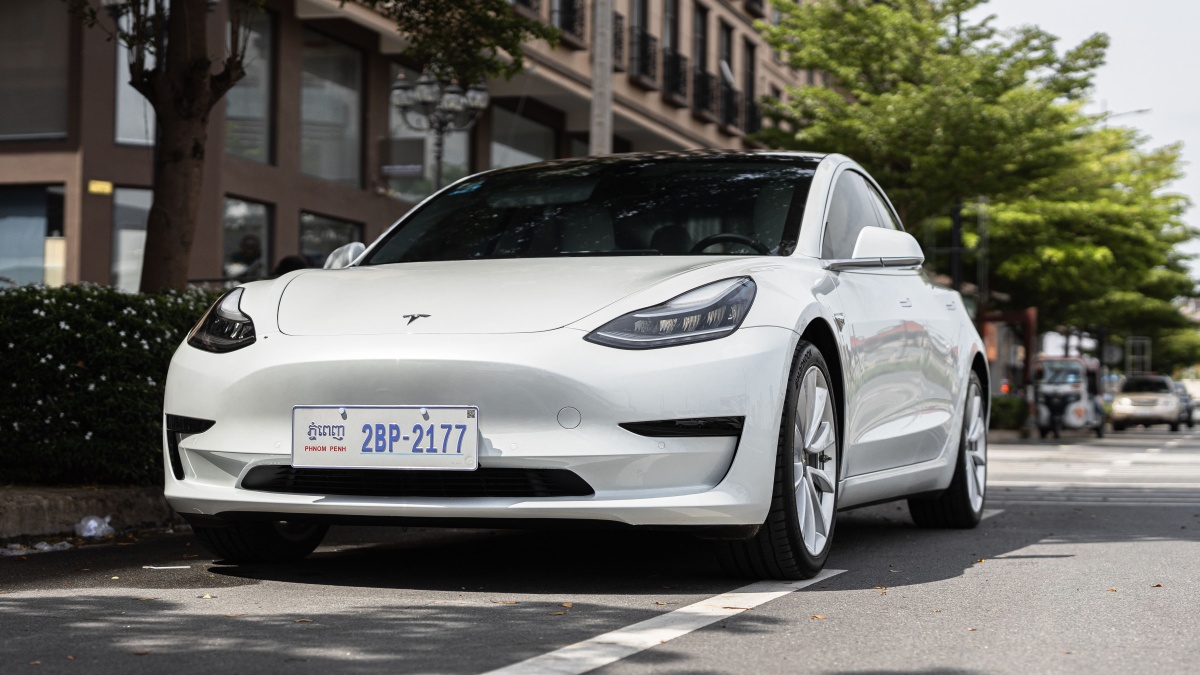Baterie v Tesla Model 3 vydržela 611 000 km. Má 70 % původní kapacity a na dálnici ujede přes 220 km