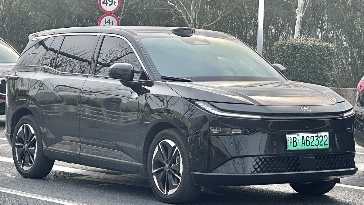 Konzervativní Toyota ustoupila: Dle čínského návodu postavila SUV za 325 tisíc Kč a prodala 100 000 kusů. K nám ho ale nepustí