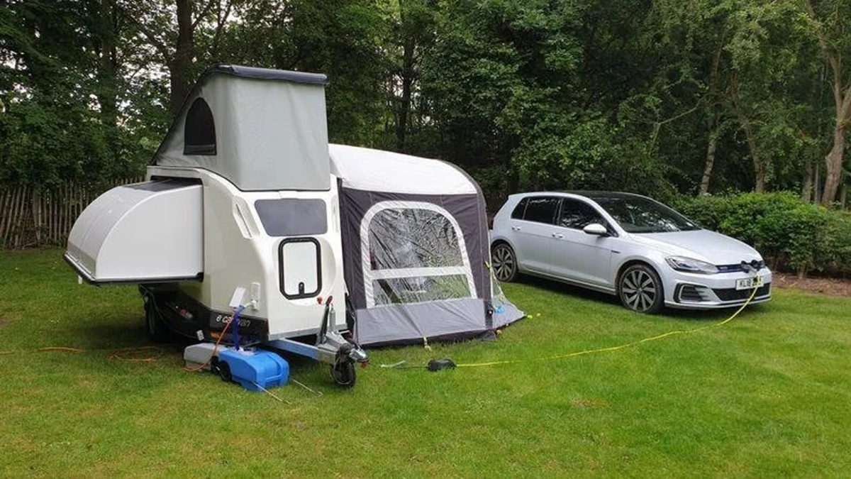 Skládací karavan se schová za auto jako střešní box. Za 5 minut z něj v kempu uděláte obytný prostor s kuchyní i lůžkem pro dva