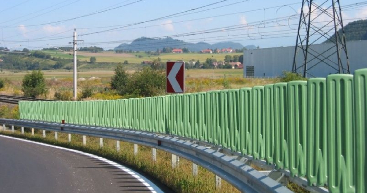 Zelené lamely na svodidlech dálnice mají svou funkci. Miliony řidičů kolem nich projíždí, aniž by tušili, co dělají