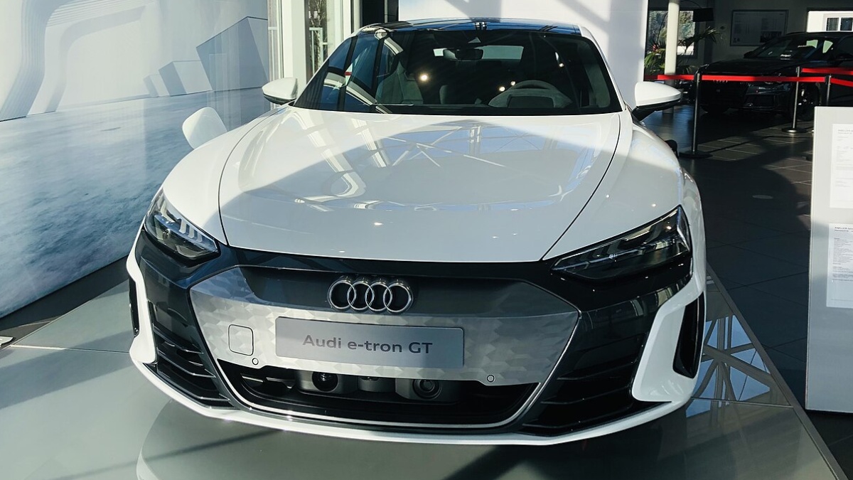 Má elektrické Audi za 3 miliony a musí s sebou vozit generátor. V horách spotřeba roste tak, že dojezd klesne o desítky procent