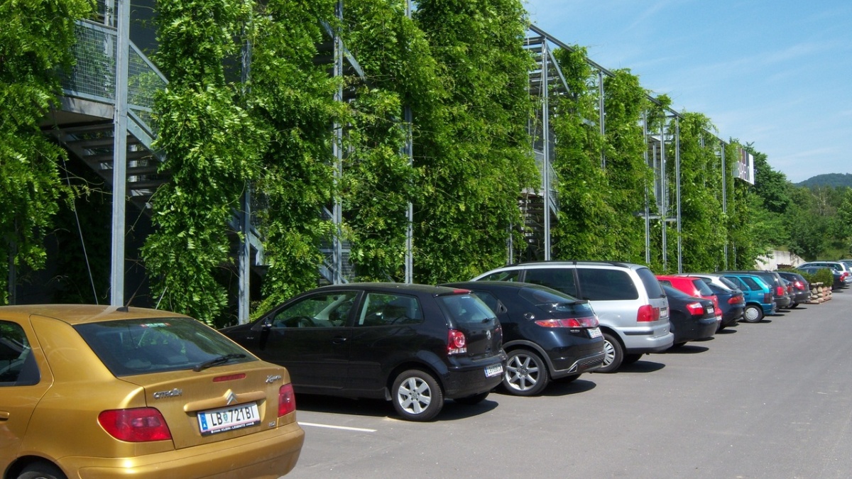 Skandál kolem parkovacích kontrol: Kde je hranice mezi kávou a úplatkem? Malé město, malá výhoda, velký problém