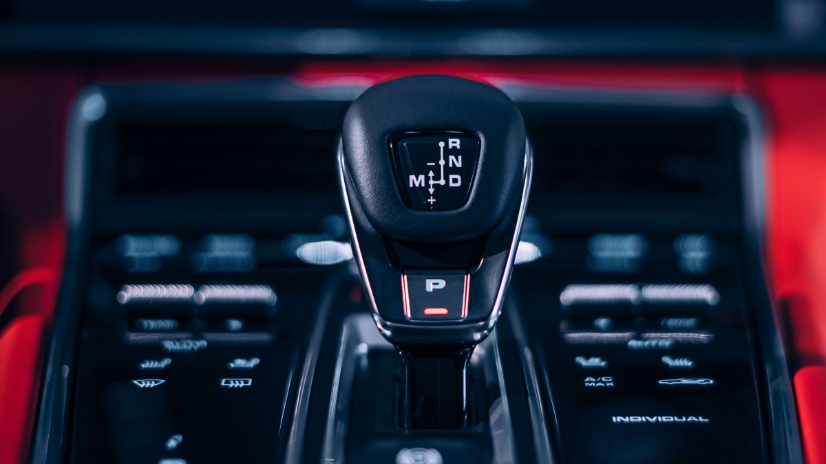 Ruční brzda u automatu je zbytečná, stačí zařadit „P“, říkají řidiči. Zákon, pojišťovny i mechanici tvrdí pravý opak