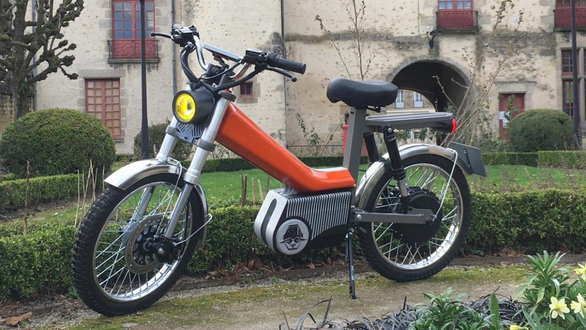 Francouz ve 21 letech založil značku elektrických mopedů. Cena začíná na 62 000 Kč, velké firmy mají problém