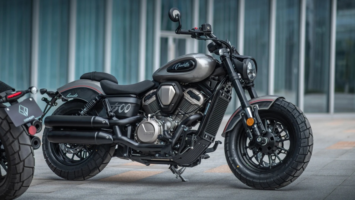 Čínská motorka Benda dostala automatickou spojku jako Honda. Stojí o méně a má 48 koní na 500 ccm