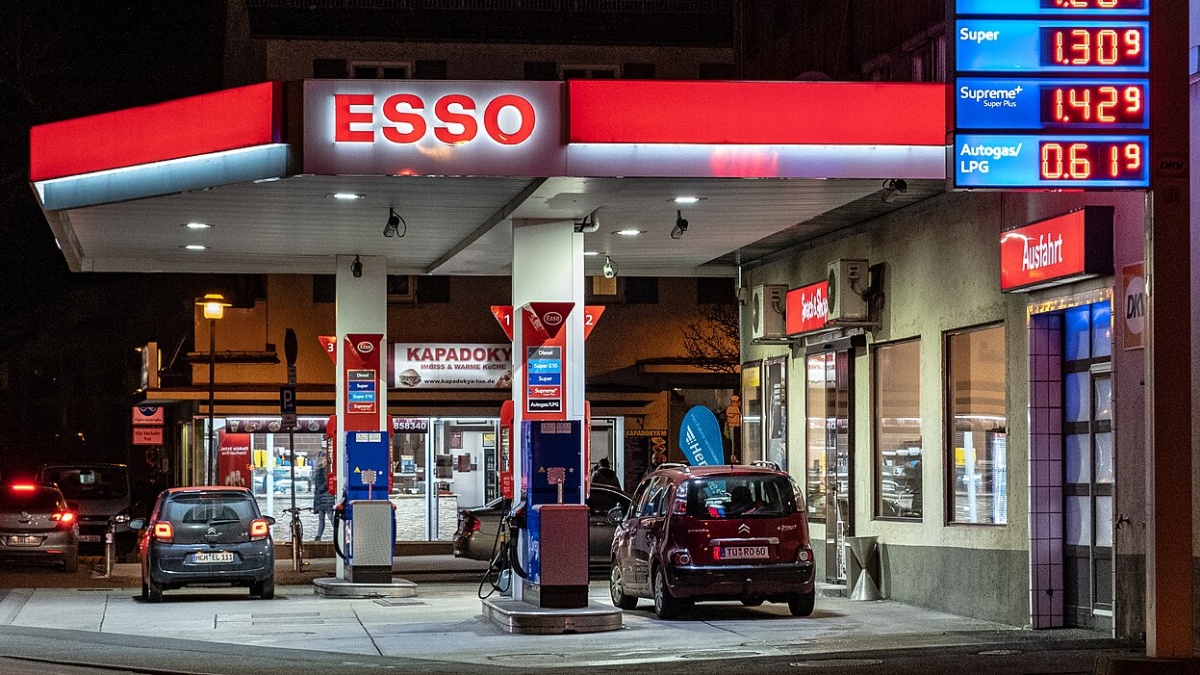 V Německu hrozí dočasný nedostatek benzinu. Konec daňové slevy žene řidiče na pumpy, zásoby nemusí stačit