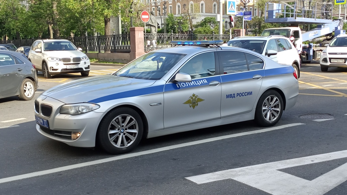BMW zastavilo výrobu v Rusku v roce 2022. Ze zbylých dílů ve skladu teď Rusové bez licence skládají nová auta