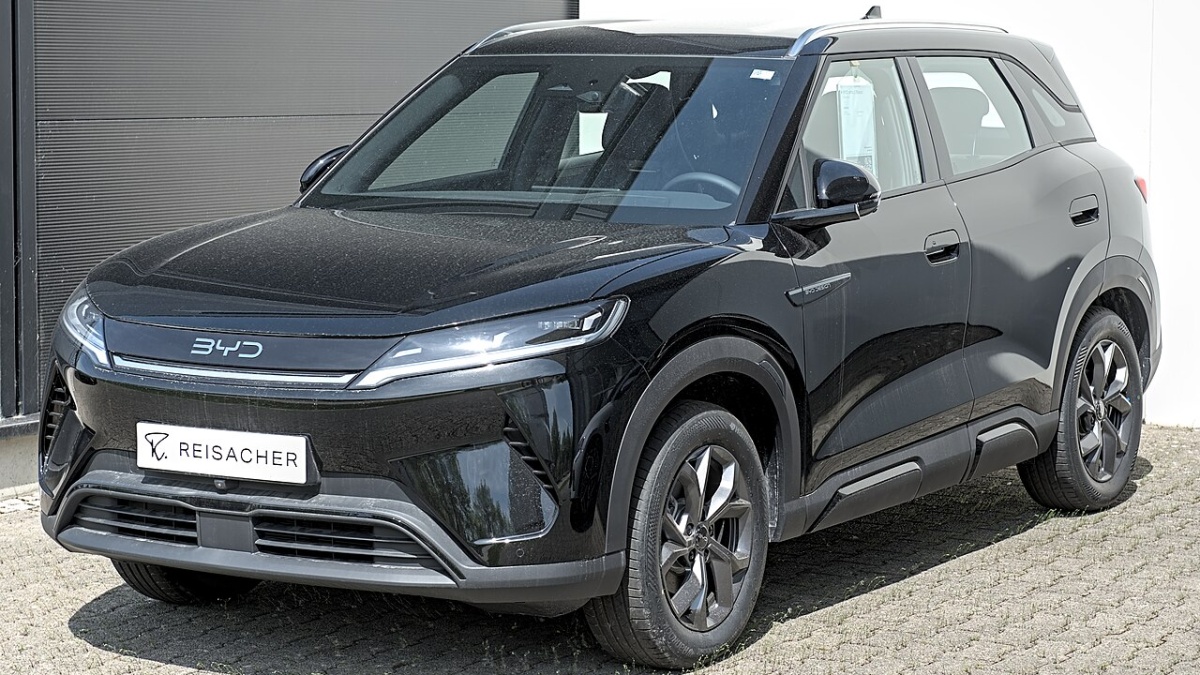 Skoupí čínské automobilky evropské? BYD chtěl nejdřív Renault, teď se zajímá o Maserati