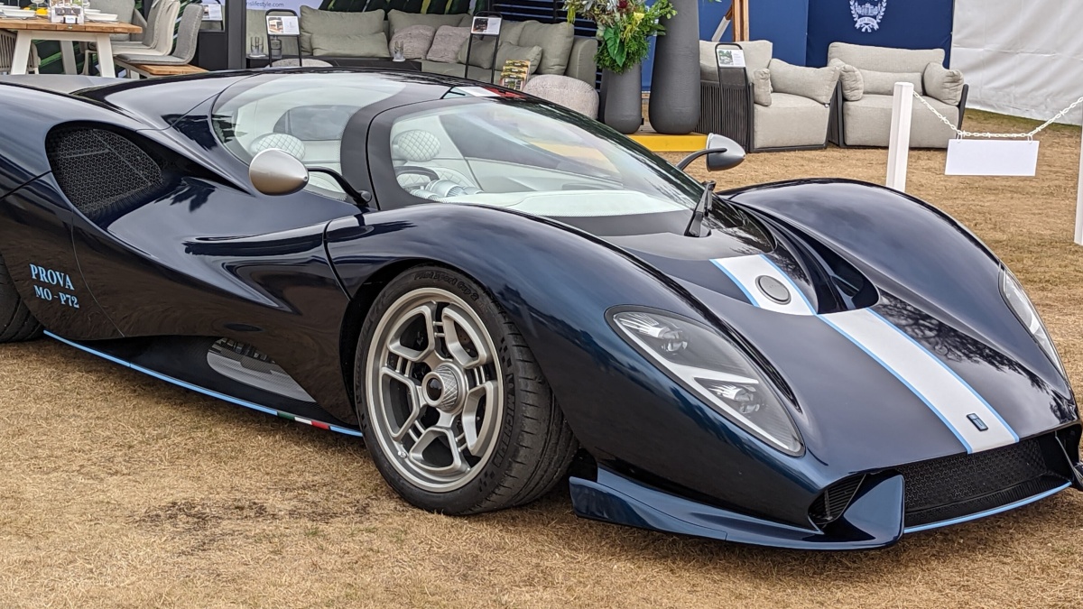Čtyři lidé a 1 600 hodin práce na každém autě. Unikátní De Tomaso P72 oživuje éru ze šedesátých let