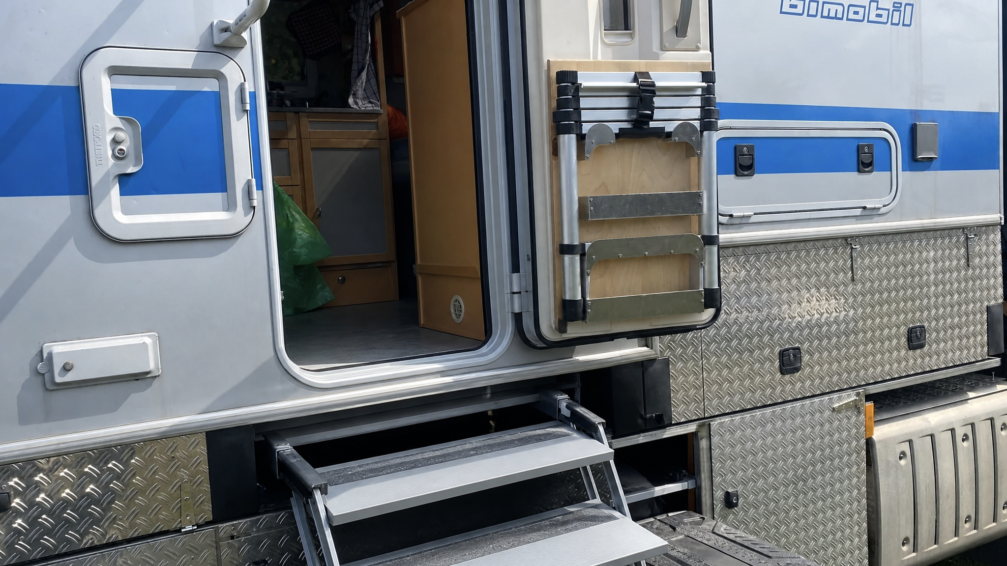Obytňák dlouhý jako autobus: Mají garáž, plnou kuchyň i obývák. Vybavení překonává menší byt v Praze