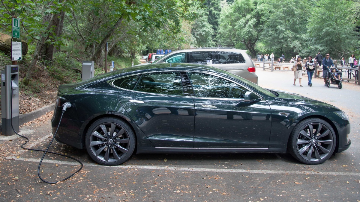 Majitelé vybraných modelů elektromobilů by měli zpozornět. Výrobní vady baterií u některých sérií vedou k omezení nabíjení