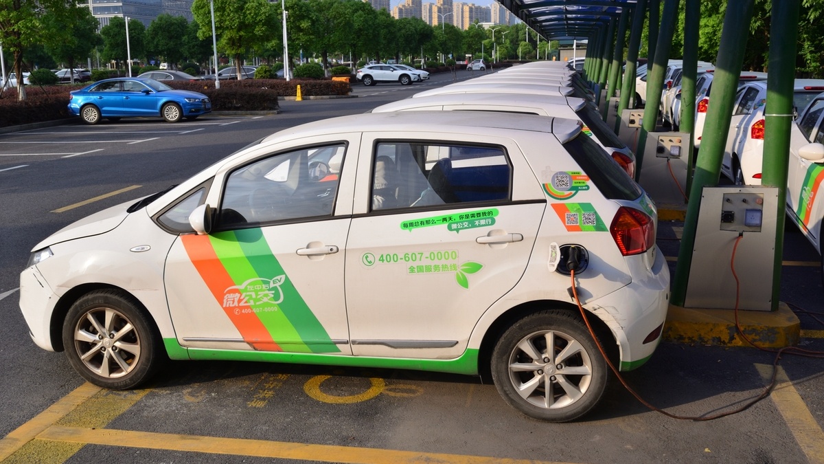 Elektromobily ničí silnice rychleji než spalováky. Čína reaguje, zavedla novou daň podle najetých kilometrů a hmotnosti