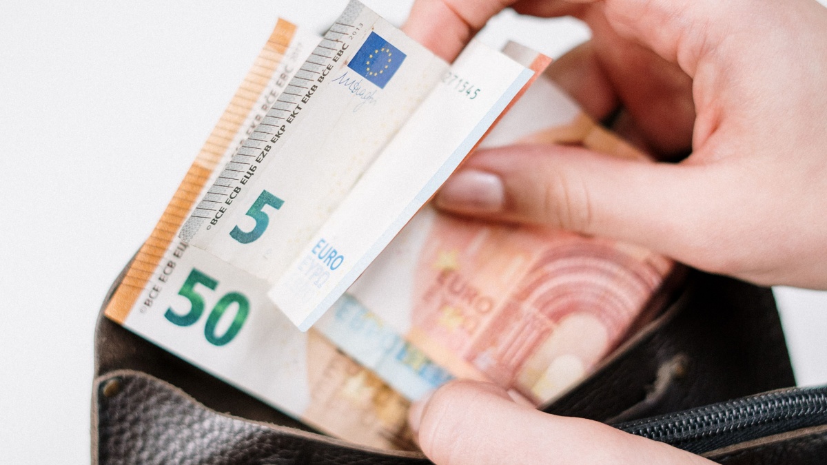 Řidič v Rakousku se jen otočil na pumpě a odjel. Za pár týdnů mu přišel dopis od advokáta s požadavkem 9 300 Kč