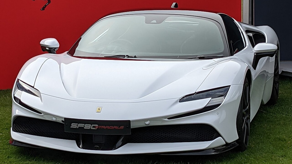 Jel 114 km/h v padesátce a nadýchal. Policie mu zabavila nové Ferrari za 11 milionů Kč, hrozí dražba