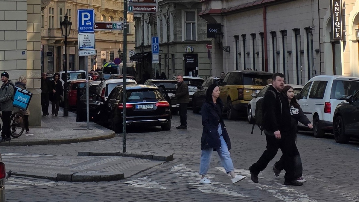 Elektromobily při pomalé jízdě srazí chodce častěji než spalováky. Studie ukázala čísla, která mění pohled na věc