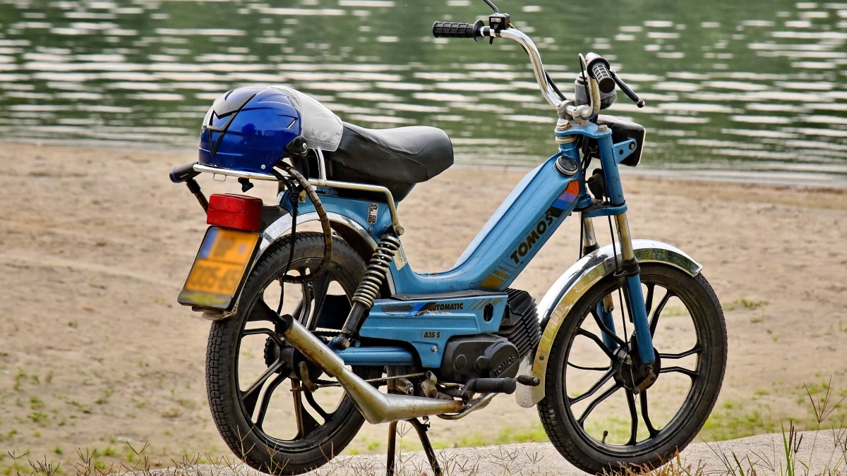 Moped na 30 km/h, který jezdil stovkou: Policie tak extrémní úpravu nepamatuje, za řídítky seděl 15letý kluk