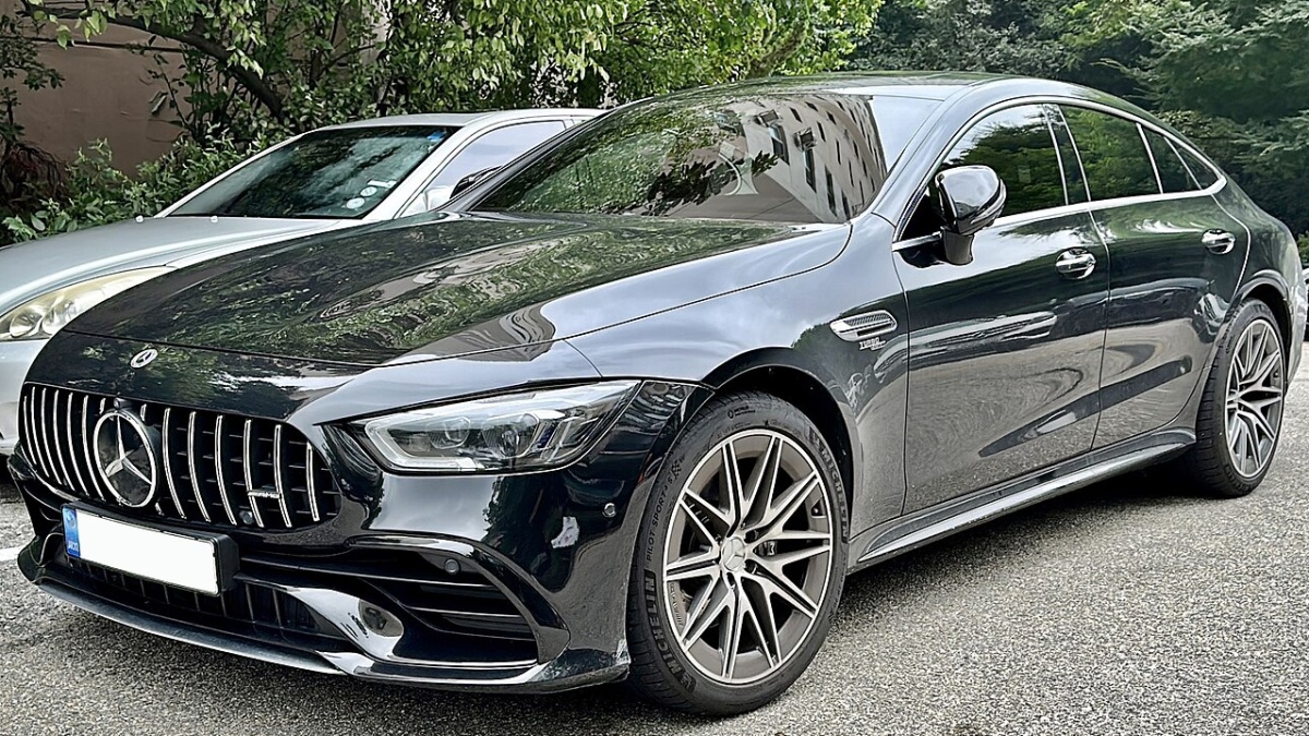 Je plochý jako palačinka a váží o dvě třetiny méně. Mercedes spustil sériovou výrobu unikátního motoru
