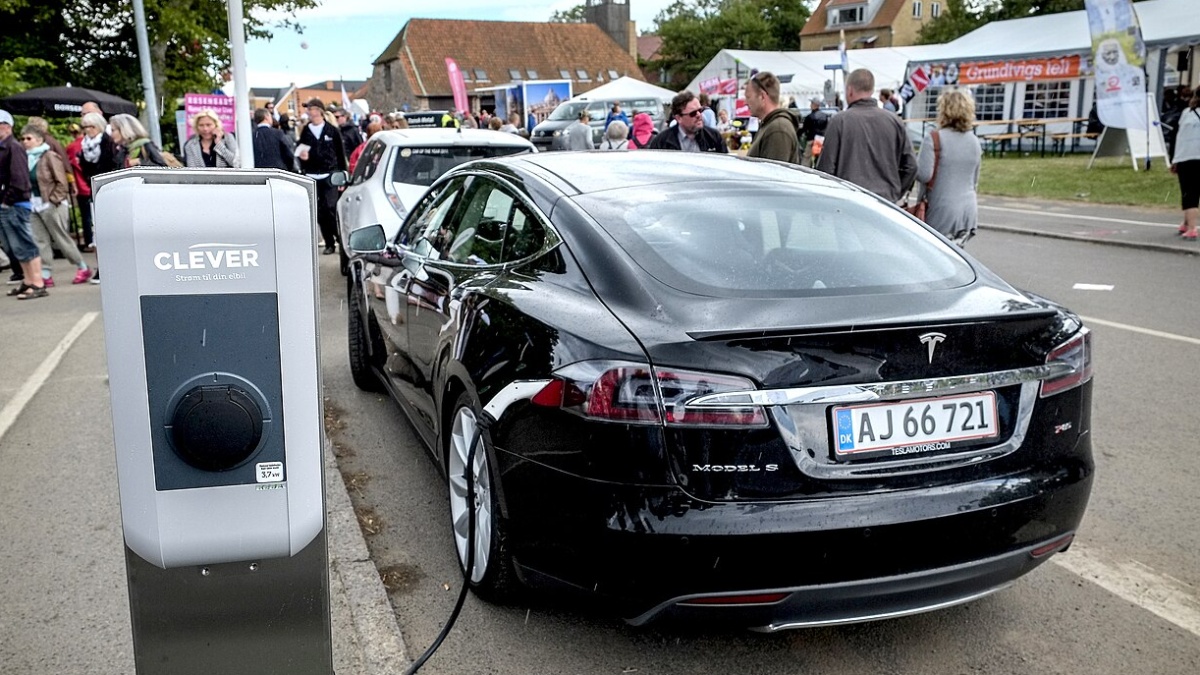 Elektřina pro miliony elektromobilů nemá kudy téct. Síť je na hranici kolapsu, ministryně svolává krizový štáb
