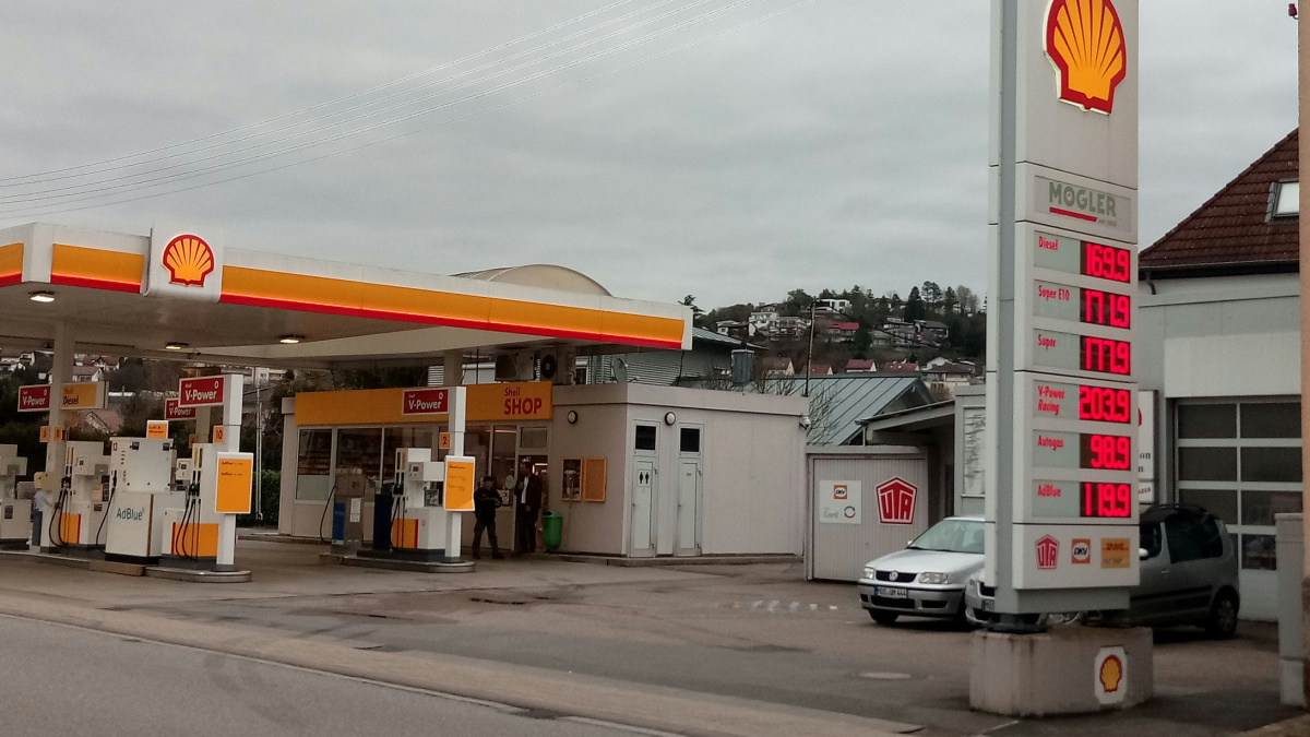Plná nádrž dieselu v Německu: Rozdíl 13 eur závisí na tom, jestli tankujete ráno, nebo odpoledne. Nové pravidlo vše změnilo