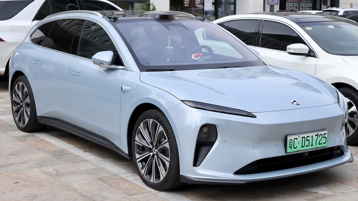 BMW má problém: V Evropě je nové elektrické kombi. Má 489 koní, dojezd až 560 km a hlavně je levnější