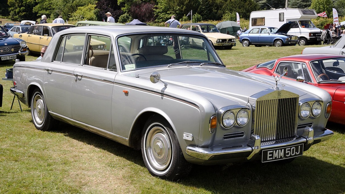 Koupil nový Rolls-Royce v roce 1977 a zamkl ho v garáži. Po 48 letech ho prodal za miliony Kč